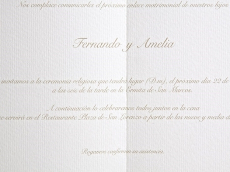 Invitación de boda clasica tarjeton con forro dorado