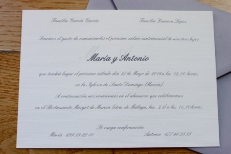 Invitaciones de boda clasicas elegantes sencillas sobre gris piedra
