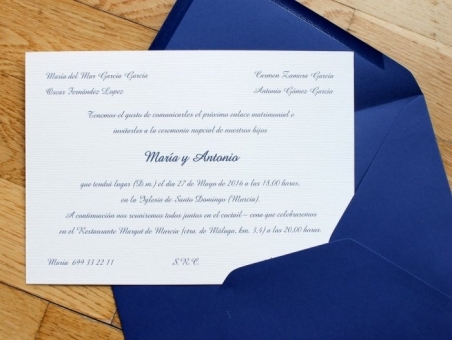 Invitaciones de boda clasicas elegantes sencillas sobre AZUL MARINO
