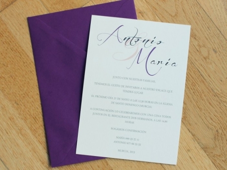 Invitaciones de boda clasicas elegantes sencillas sobre morado