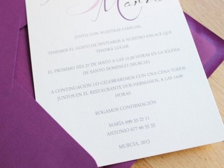 Invitaciones de boda clasicas elegantes sencillas sobre morado