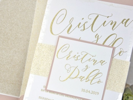 Invitación de boda clasica elegante letras doradas 39342