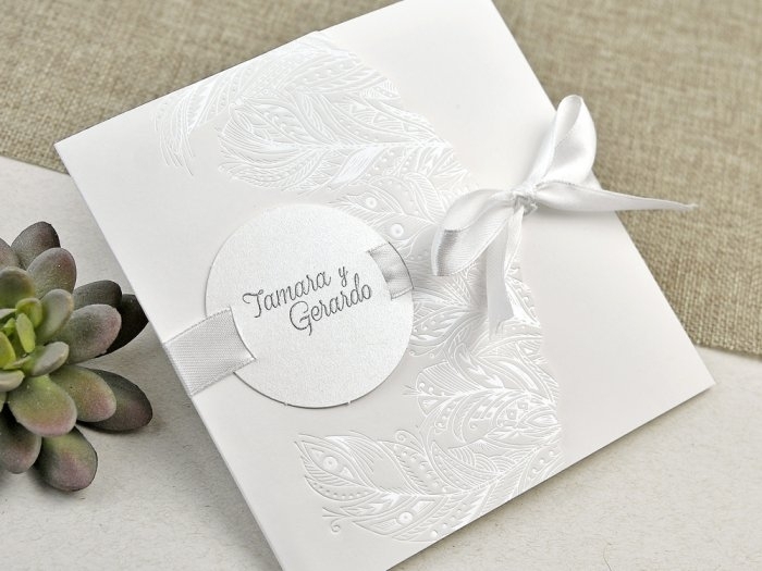 Invitación de boda barata ELEGANTE PLUMAS relieve Montaje No Color Blanco Tarjetas nº cuenta No Impresión (+40 €)