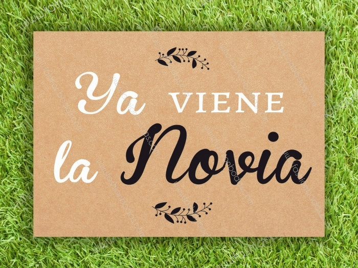 Cartel para boda - YA VIENE LA NOVIA (colección Kraft Laurel)