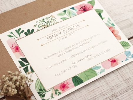 Invitación de boda floral con flores y hojas verdes muy naturañ