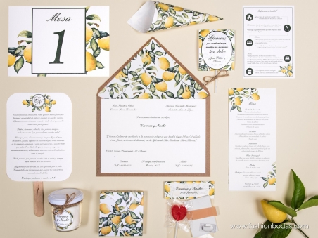 Invitaciones de boda clásicas con motivos de limones y ramas naturales