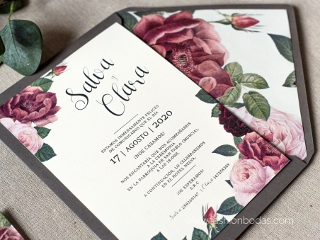 Invitaciones de boda elegantes con flores burgundy y rosas motivos florales