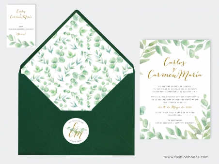 Invitaciones de boda naturales con hojas verdes de eucalipto y letras doradas
