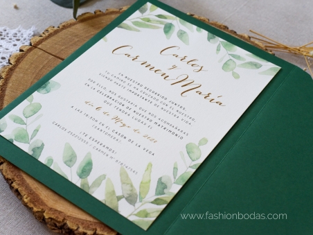 Invitaciones de boda naturales con hojas verdes de eucalipto y letras doradas