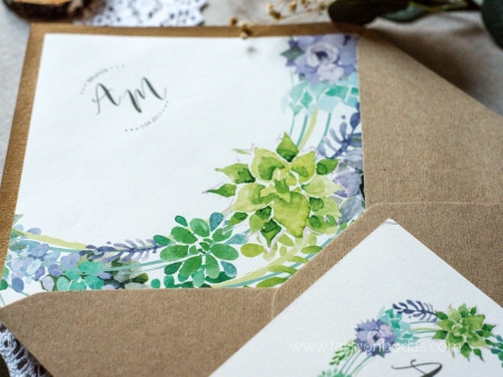 sobres kraft forrados con flores y hojas verdes para invitaciones de boda