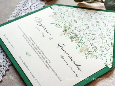 Invitación de boda Naturaleza con hojas verdes y tipografía escrita a mano