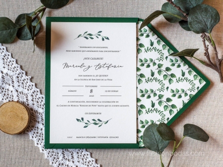 Invitaciones de boda clásicas con hojas verdes letras doradas modernas