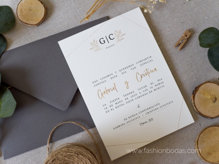 Invitaciones de boda sencillas con motivos geométricos, logo y letras doradas