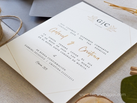 Invitaciones de boda sencillas con motivos geométricos, logo y letras doradas