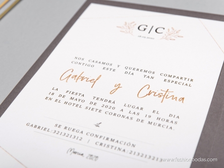 Invitaciones de boda sencillas con motivos geométricos, logo y letras doradas