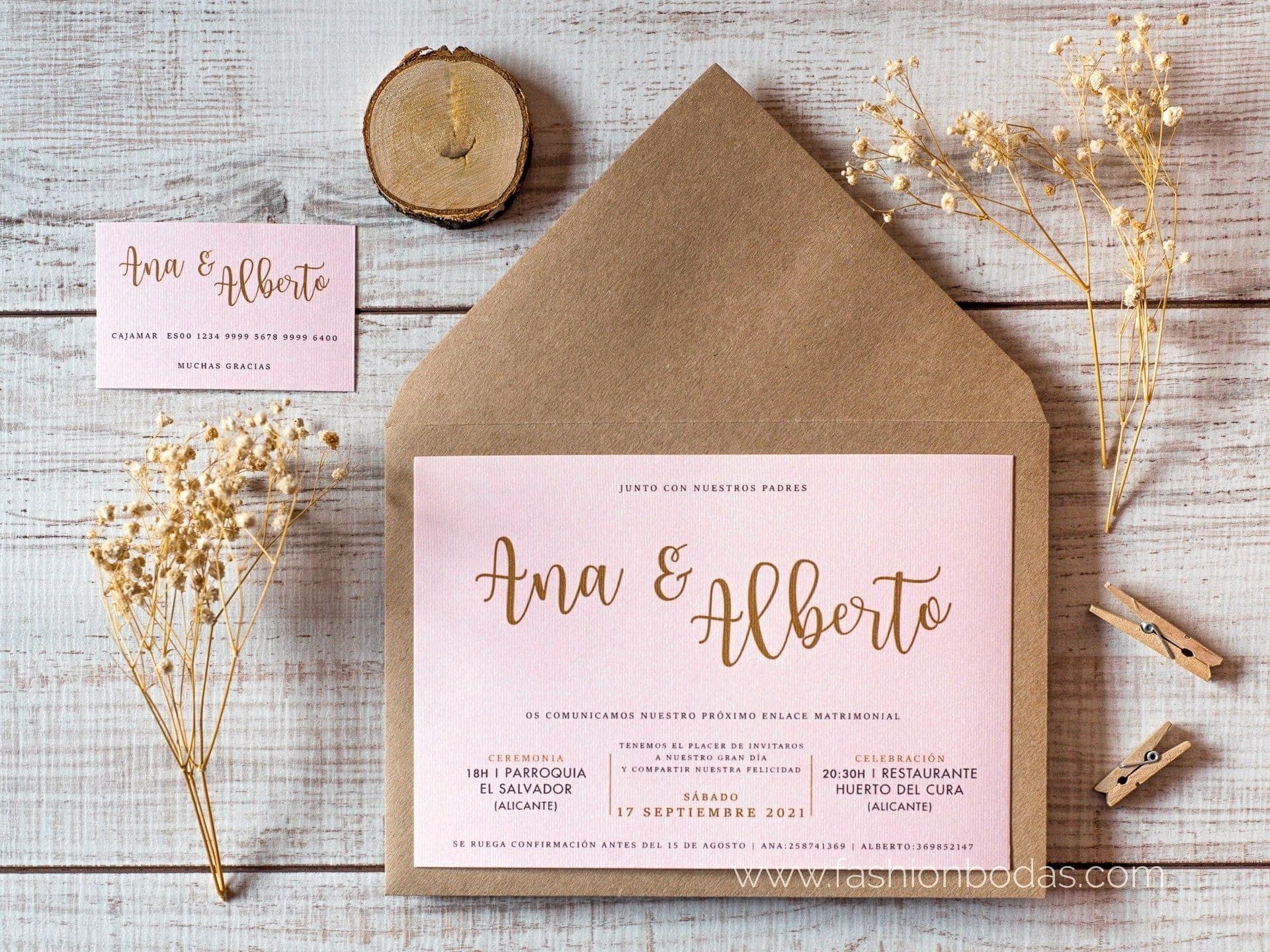 Invitación de boda doradas con fondo Polvo | Sencilla y Elegante Color Rosa claro Sobre forrado Sobre sin forro (incluido en precio) Tarjetas nº cuenta No Impresión Digital (+40€)