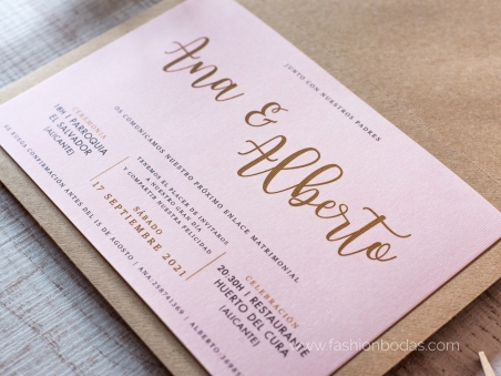 Invitaciones de boda sencilla y elegante rosa nude con letras doradas