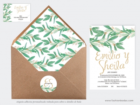 Invitaciones de boda naturales con hojas verdes de eucalipto y letras caligrafía dorada