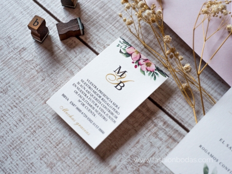 Invitaciones de boda modernas con flores rosas y elementos de naturaleza.