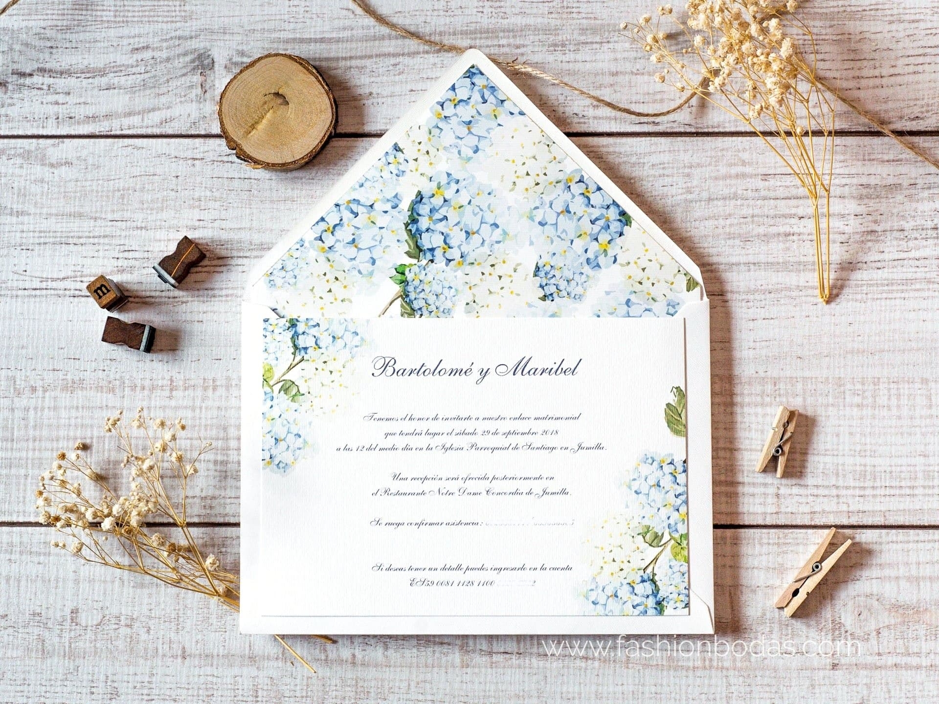 Invitaciones de boda clásica Hortensias Azules | Sencilla y Tradicional Color Azul Sobre forrado Sobre sin forro (incluido en el precio) Tarjetas nº cuenta No Digital (+40€)