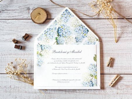 Invitaciones de boda clásicas con flores de hortensias azules y texto clásico tradicional
