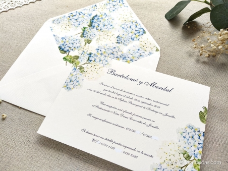 Invitaciones de boda clásicas con flores de hortensias azules y texto clásico tradicional