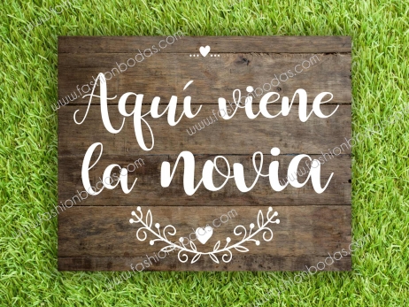 Cartel para boda - AQUÍ VIENE LA NOVIA fondo madera