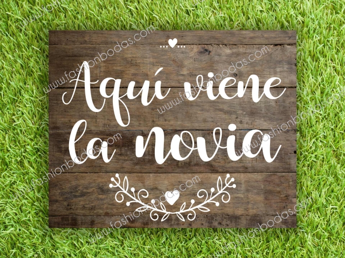 Cartel para boda - AQUÍ VIENE LA NOVIA fondo madera