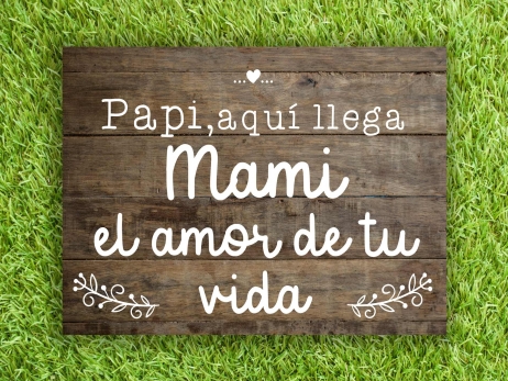 Cartel para boda - PAPI AQUÍ VIENE MAMI fondo madera