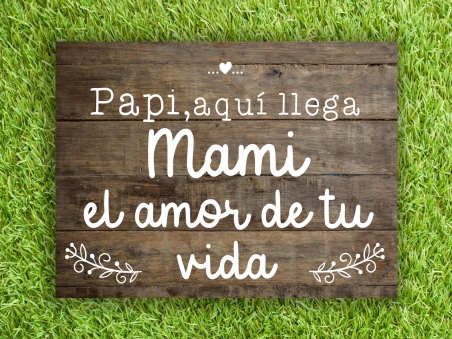 cartel para boda Papi aquí llega Mami con fondo de madera para pajes