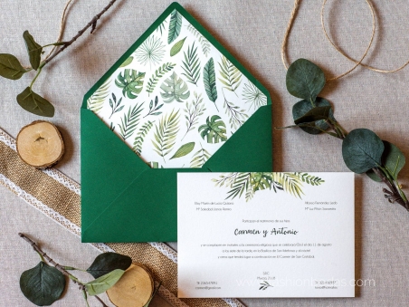 Invitaciones de boda clásicas con hojas verdes  y letras caligrafía modernas y sobre forrado
