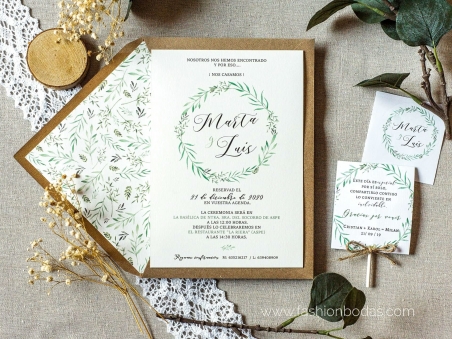 Invitaciones de boda original natural con corona de hojas verdes  y letras caligrafía modernas