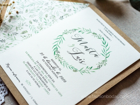 Invitaciones de boda original natural con corona de hojas verdes  y letras caligrafía modernas