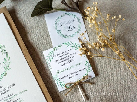 Invitaciones de boda original natural con corona de hojas verdes  y letras caligrafía modernas