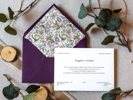 Invitaciones de boda clásicas moradas con letras modernas  y sobre forrado con dibujos y flores