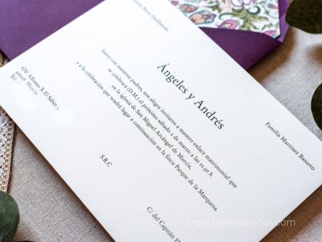 Invitaciones de boda clásicas moradas con letras modernas  y sobre forrado con dibujos y flores