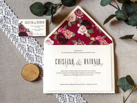 Invitaciones de boda clásicas beis con letras negras y granate y sobre forro con flores
