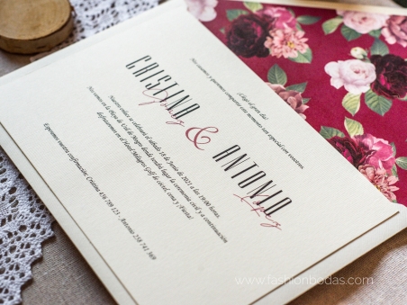 Invitaciones de boda clásicas beis con letras negras y granate y sobre forro con flores
