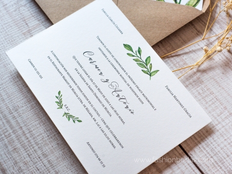 Invitaciones de boda clásicas con hojas verdes naturales y sobre forrado con rama y iniciales