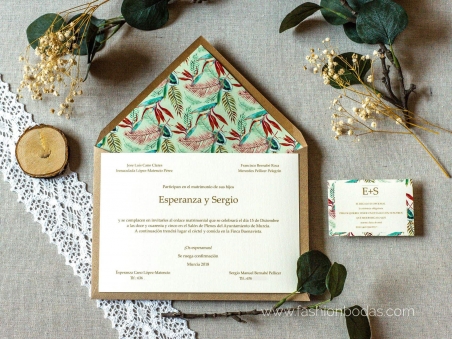 Invitaciones de boda clásicas con letras doradas y sobre forrado con motivos tropicales