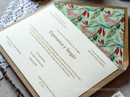Invitaciones de boda clásicas con letras doradas y sobre forrado con motivos tropicales