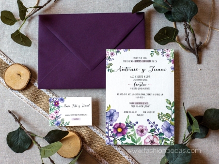 Invitaciones de boda rústicas con flores rosas y malvas, motivos florales y una letra moderna