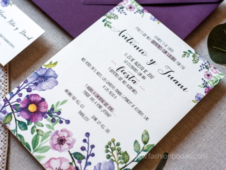 Invitaciones de boda rústicas con flores rosas y malvas, motivos florales y una letra moderna