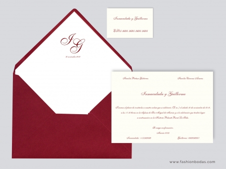 invitaciones de boda clásicas granate burgundy con iniciales en la solapa del sobre