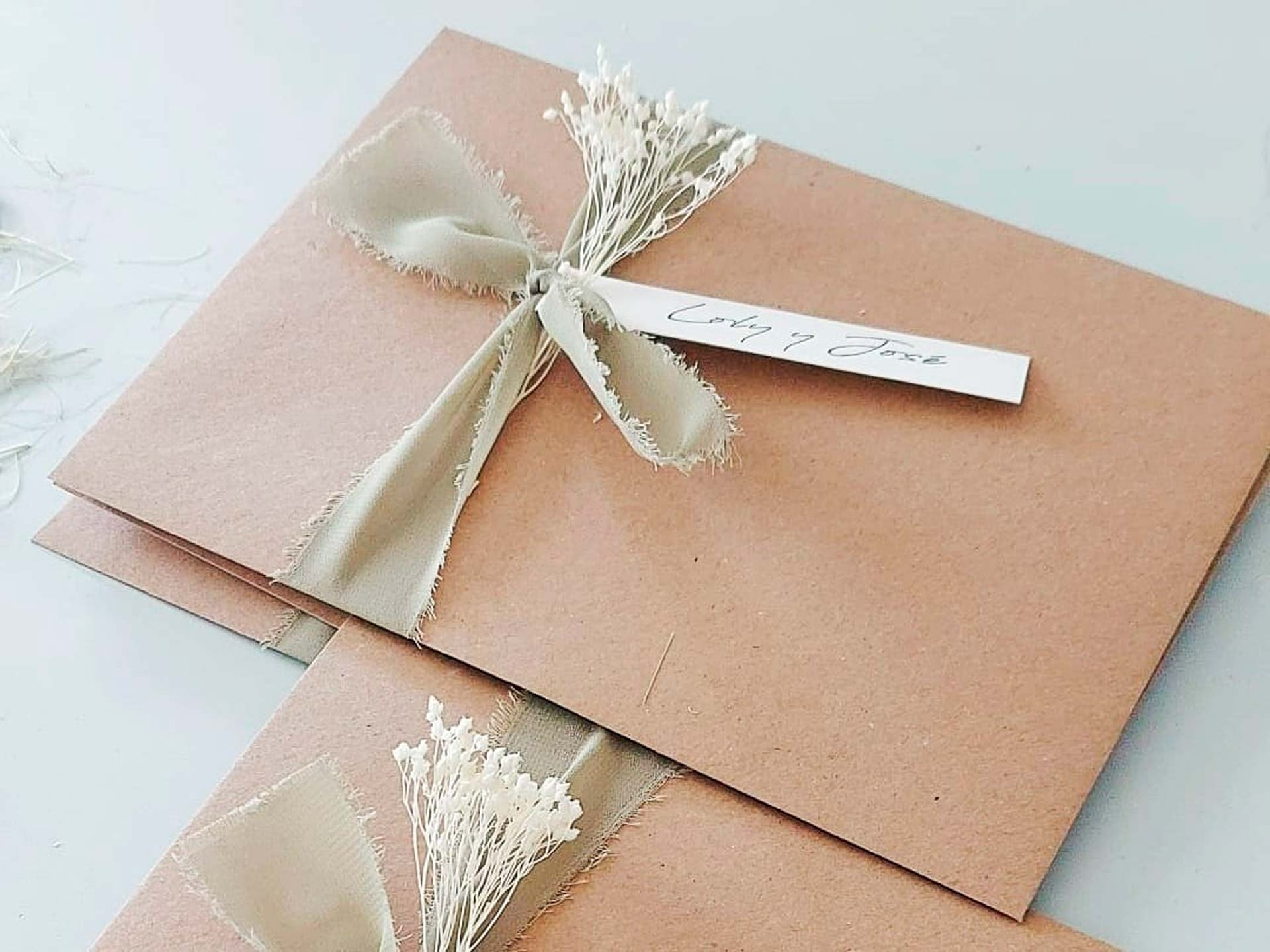 DECORACIÓN sobres invitaciones boda con cinta deshilachada DECORACIÓN sobres invitaciones boda con cinta deshilachada