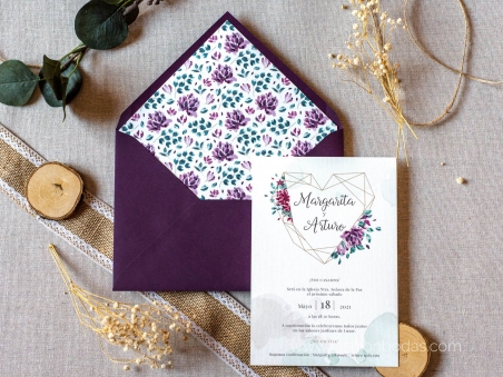Invitaciones de boda elegantes con flores y corazón geométrico en tonos morados