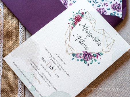 Invitaciones de boda elegantes con flores y corazón geométrico en tonos morados