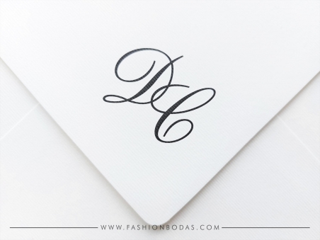 impresión iniciales en la solapa de los sobres de tarjetas de boda