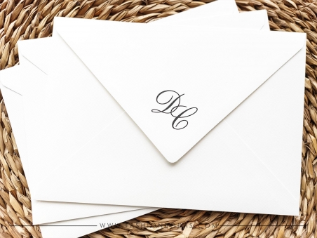 impresión iniciales en la solapa de los sobres de invitaciones de boda