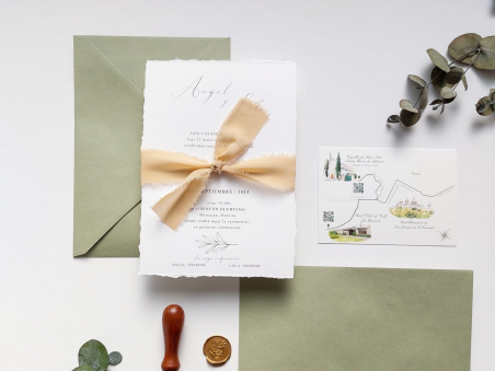 Invitación de boda clásica y elegante con corte artesanal rasgado en cartulina algodón acuarela